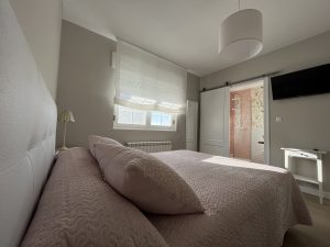 Dormitorio con baño privado